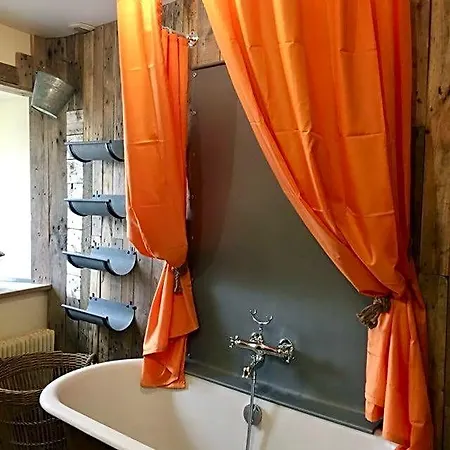 Le Clos De La Livre Bed & Breakfast 3*